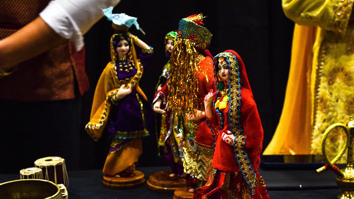 四个穿着传统巴基斯坦婚礼或庆典服装的商场小雕像.