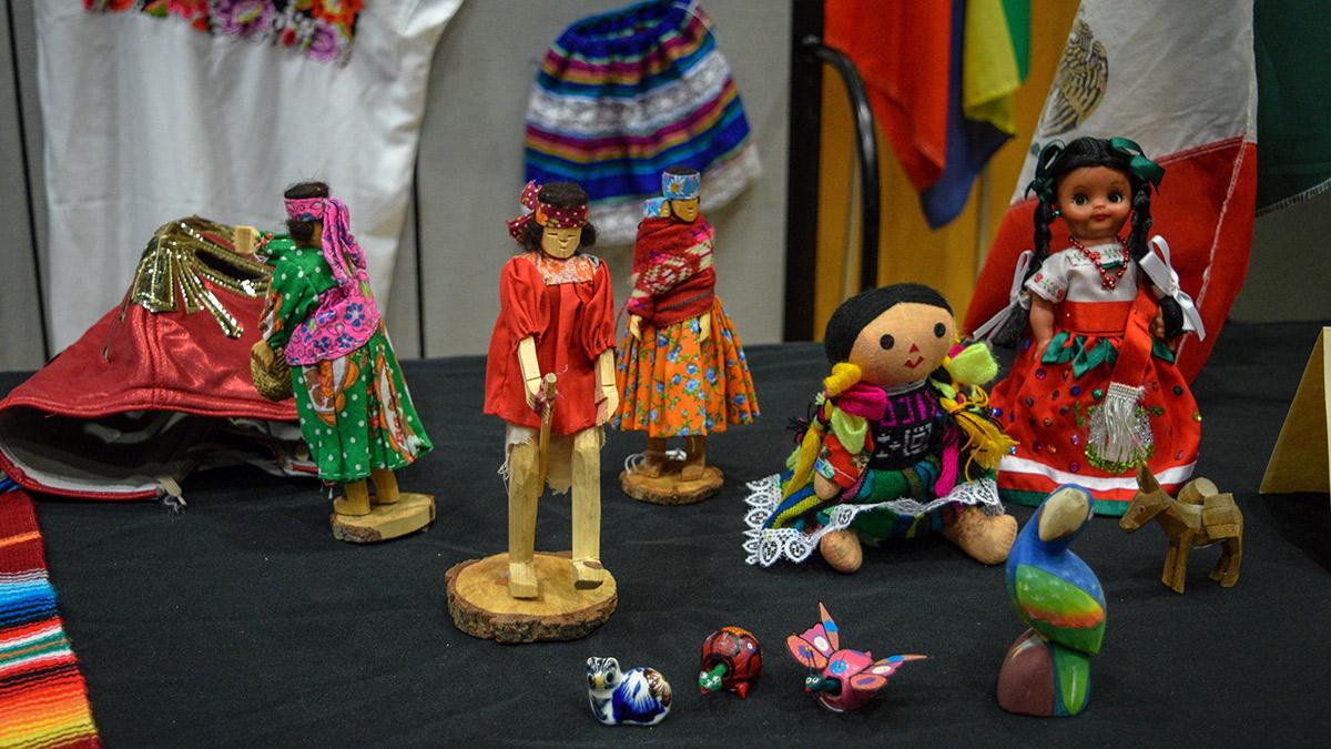五个娃娃穿着各种墨西哥传统服装. 这里还有一个悬挂墨西哥国旗的看台, 还有雕刻和绘画的动物雕像，包括一头驴, a parrot, 一只蝴蝶和一只乌龟.