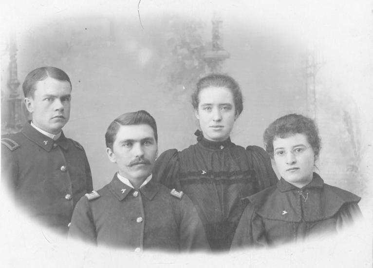 1896届的四名毕业生, 从左至右Stella Maud (Allen), 佛罗伦斯·梅(Corbett), 查尔斯·路德·科特利, 阿瑟·普伦蒂斯·阿代尔.
