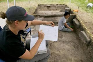 UI学生挖掘考古遗址