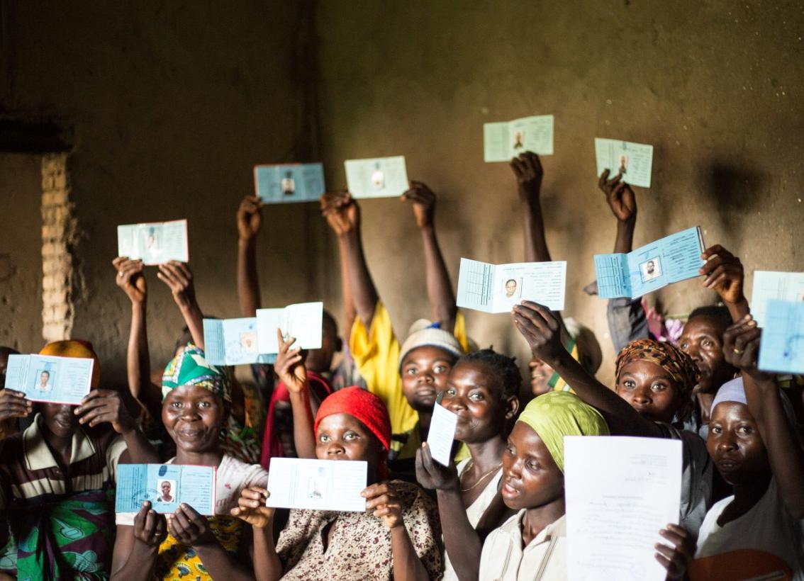 一群非洲妇女举起她们的新身份证