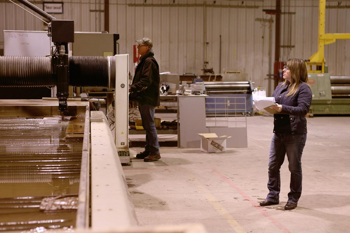 丽贝卡·麦克莱伦(Rebecca McClellan)在爱达荷福尔斯(Idaho Falls)多元化金属制品公司的车间负责生产.