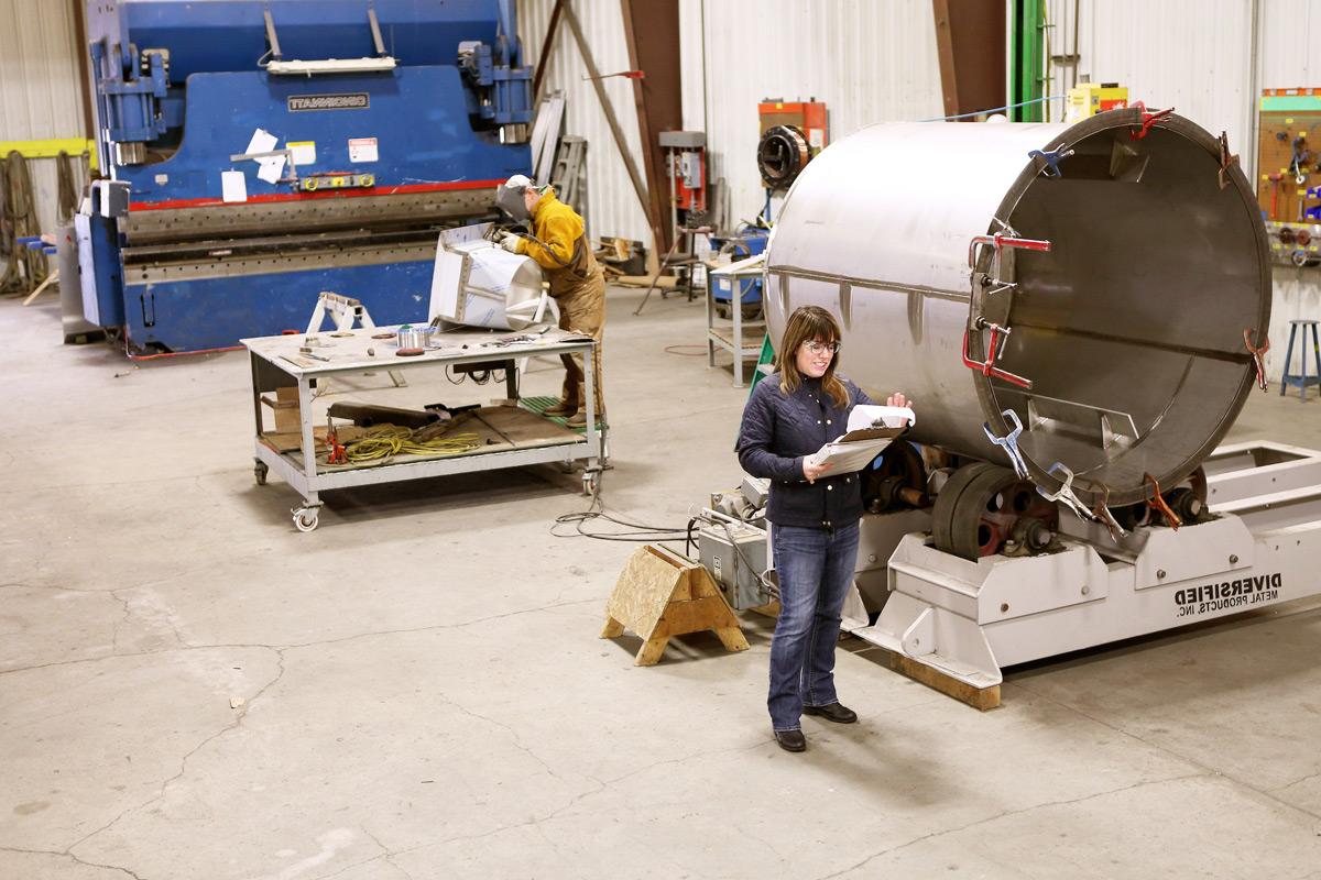 丽贝卡·麦克莱伦在爱达荷福尔斯的多元化金属制品车间检查生产情况.